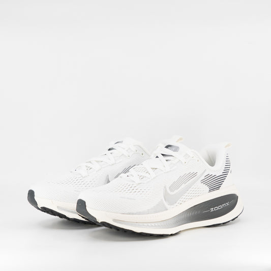 Nike Vomero 18 ESS (B Standard) Womens Summit White/Metallic Silver - Frontrunner Colombo