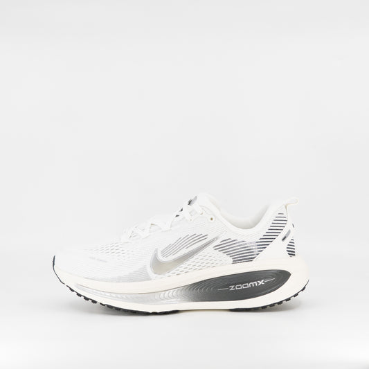 Nike Vomero 18 ESS (B Standard) Womens Summit White/Metallic Silver - Frontrunner Colombo