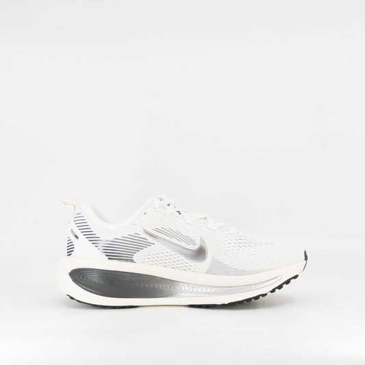 Nike Vomero 18 ESS (B Standard) Womens Summit White/Metallic Silver - Frontrunner Colombo
