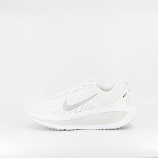 Nike Vomero 18 (B Standard) Womens White/Metallic Silver - Frontrunner Colombo
