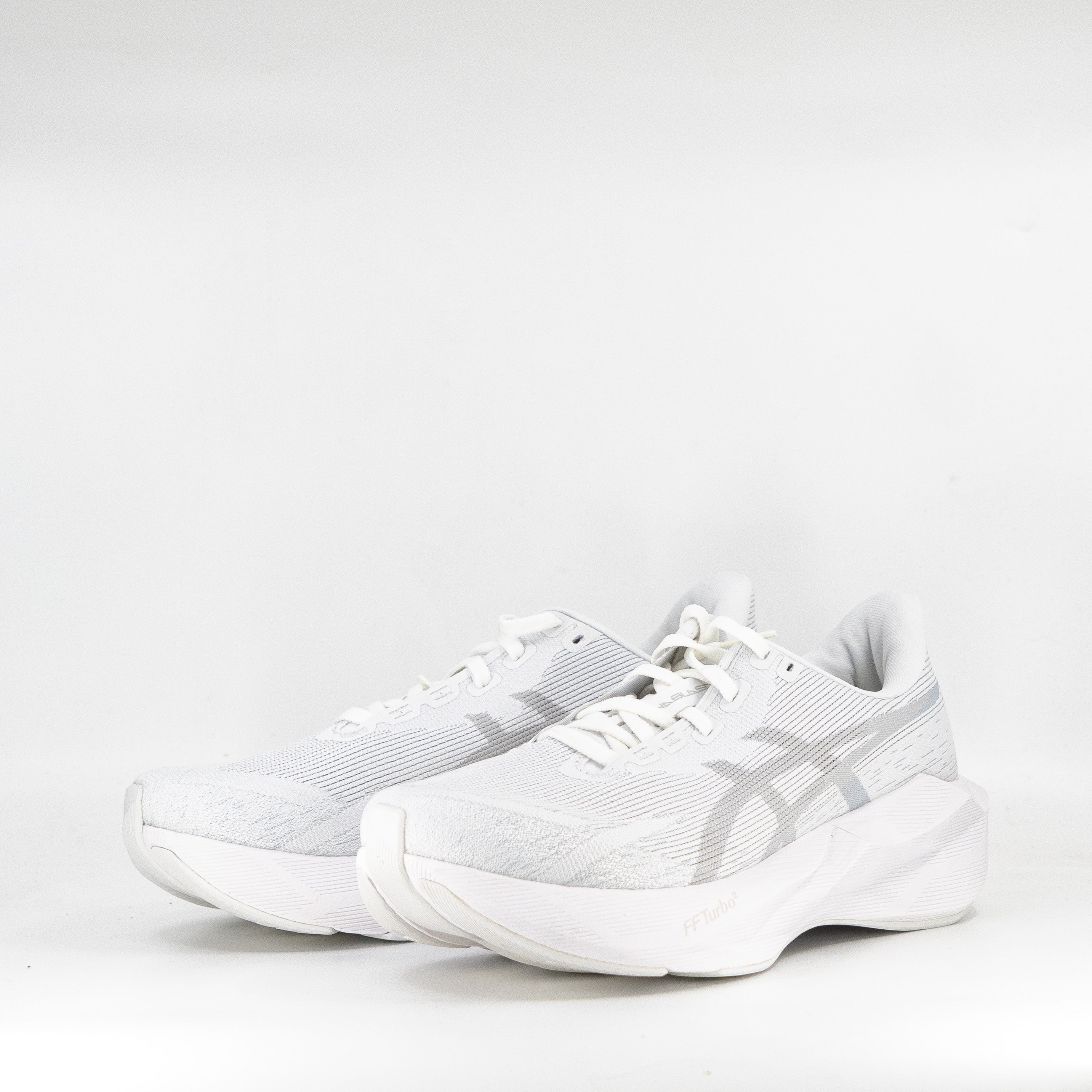 Asics Novablast 6 (B Standard) Womens White - Frontrunner Colombo