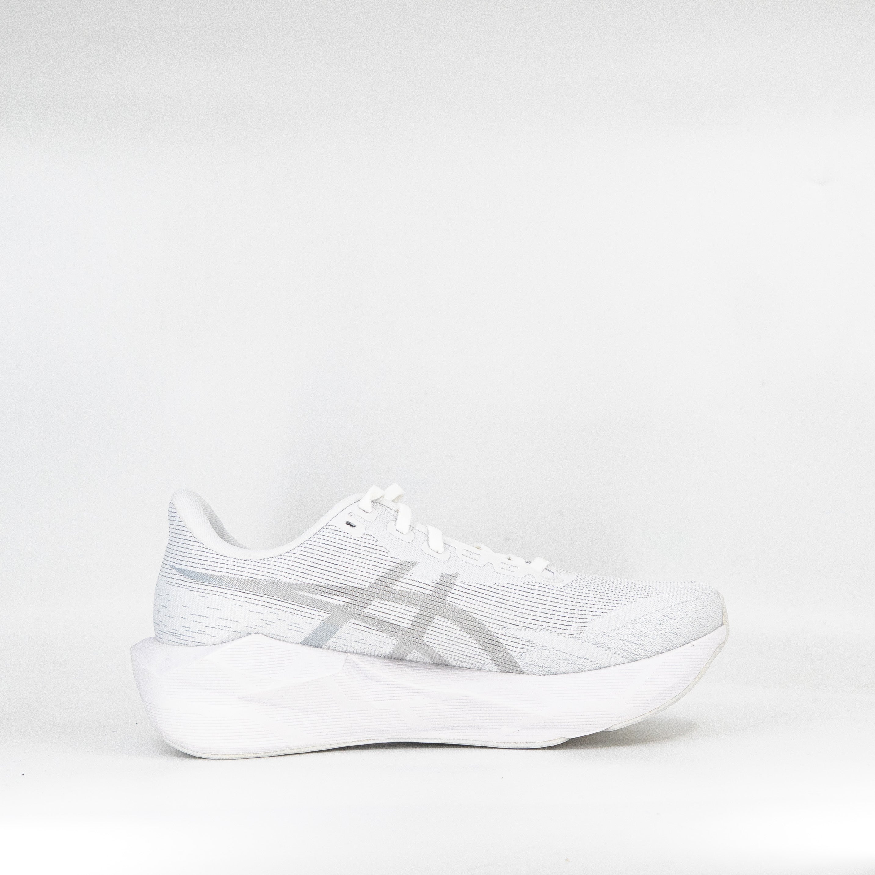 Asics Novablast 6 (B Standard) Womens White - Frontrunner Colombo