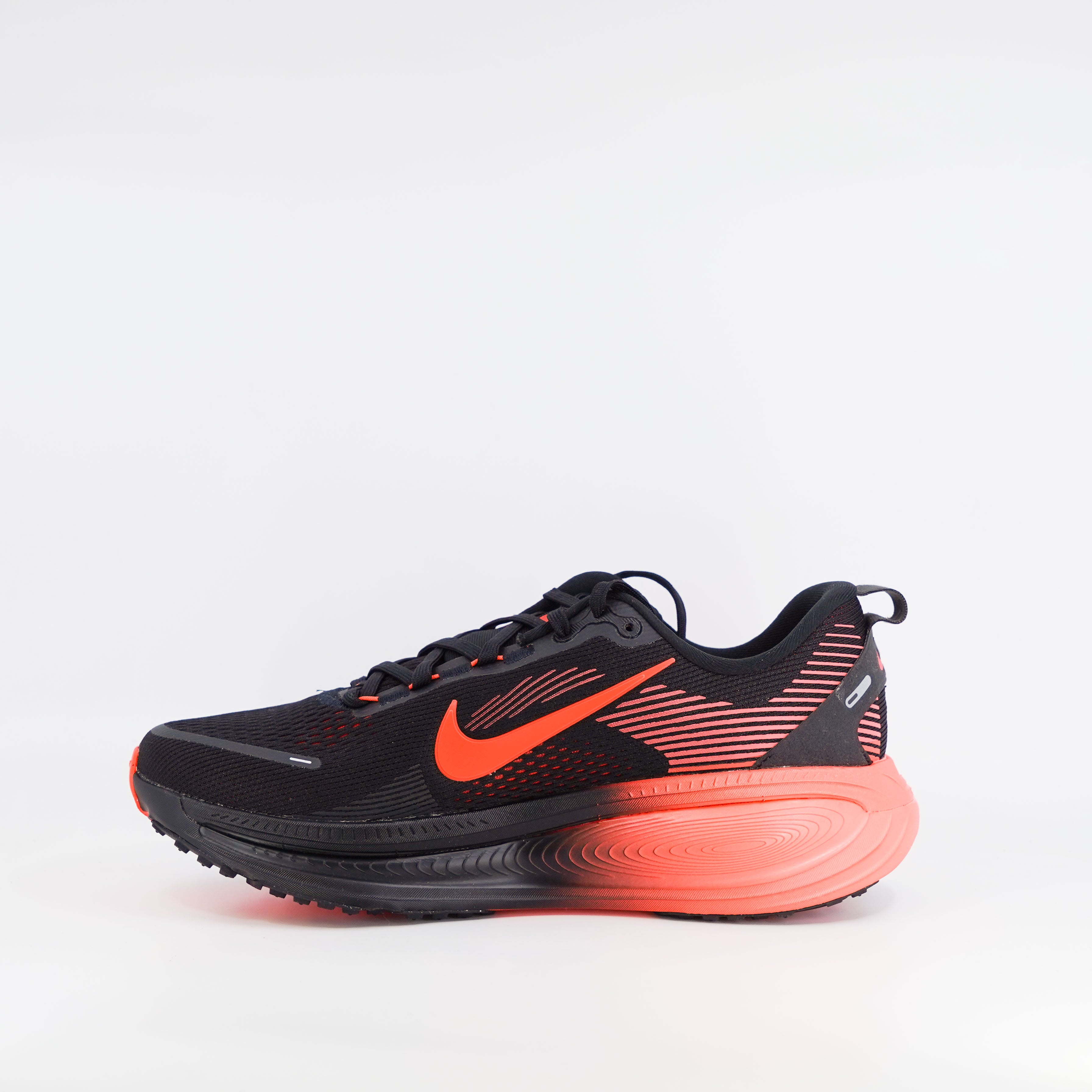 Nike Vomero 18 (D Standard) Mens Black/Bright Crimson