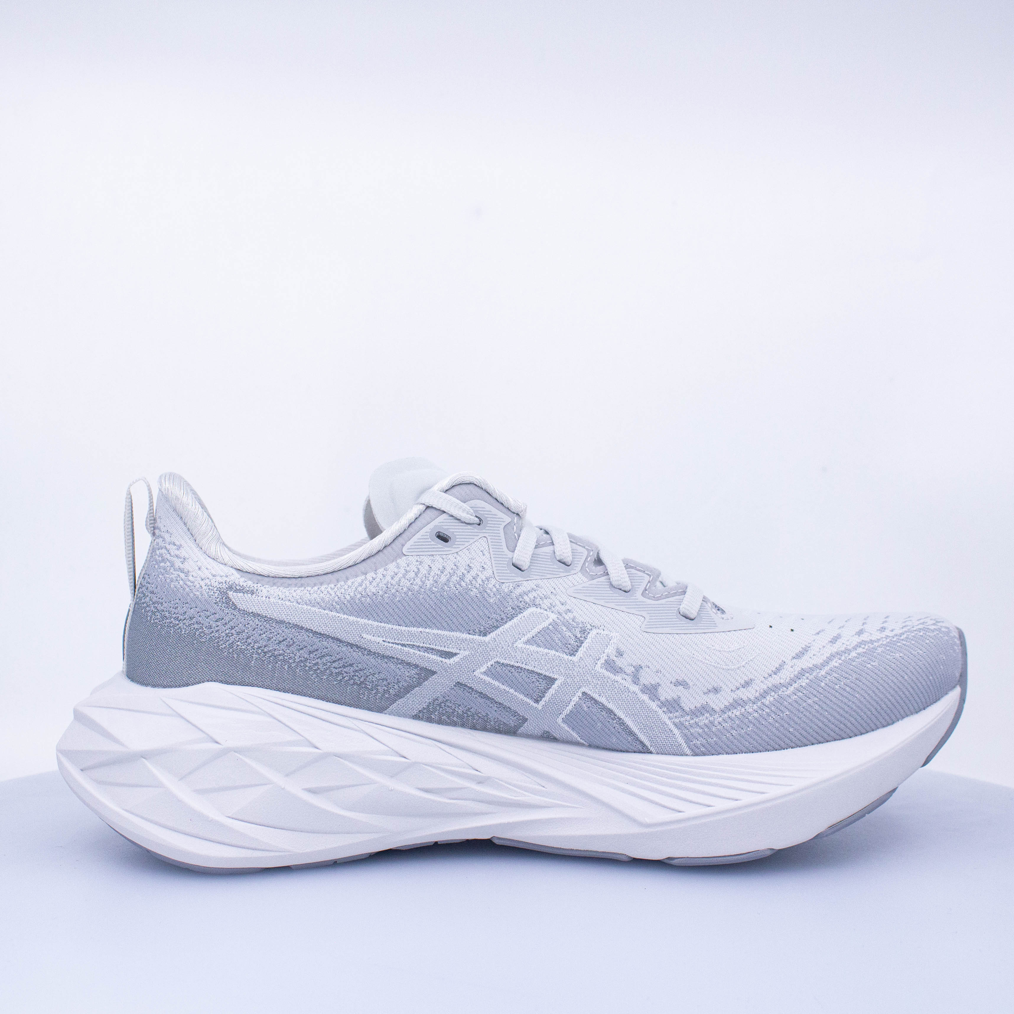 Asics Novablast 4 (B Standard) Womens - Frontrunner Colombo