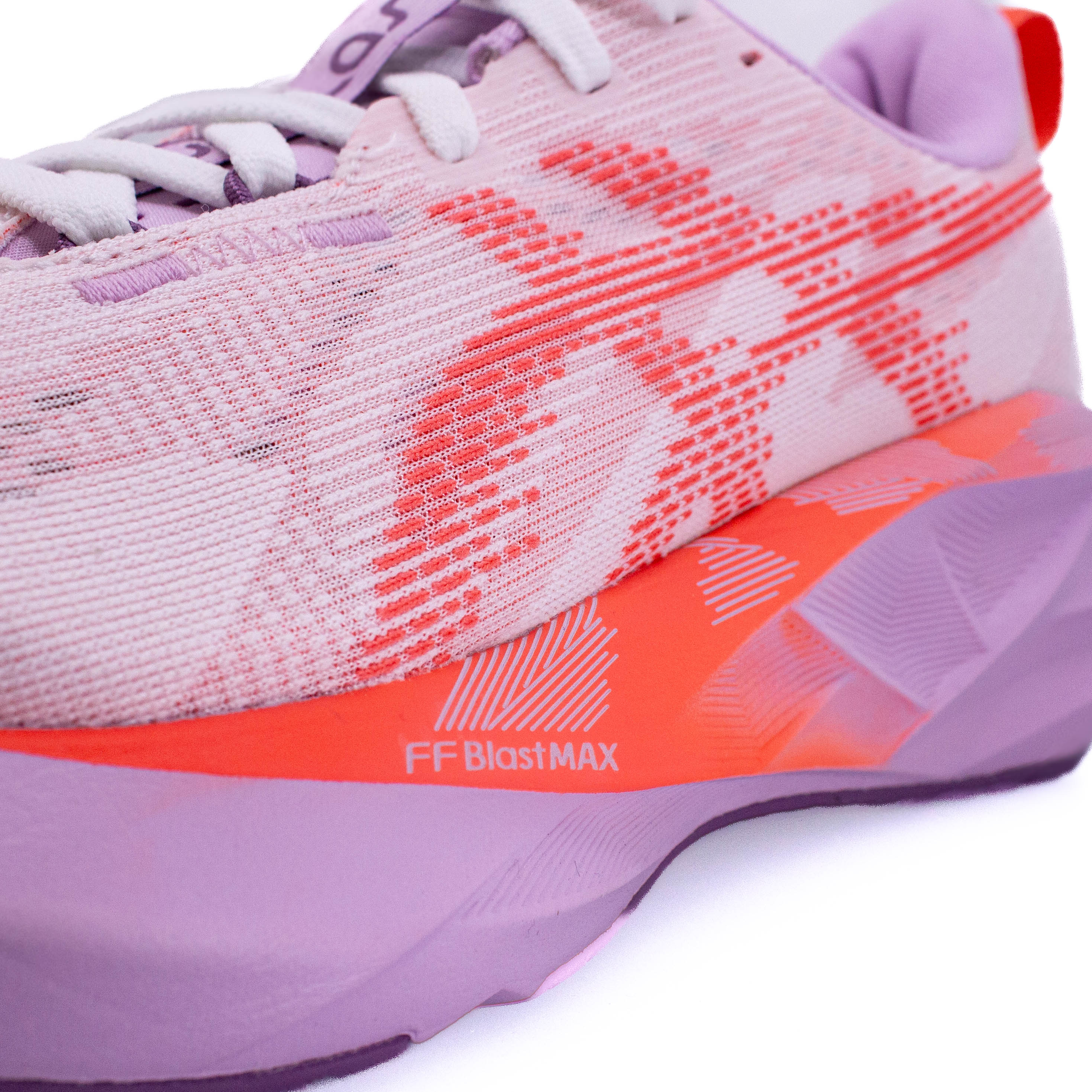 Asics Novablast 5 (B Standard) Womens White/Coral Reef - Frontrunner Colombo